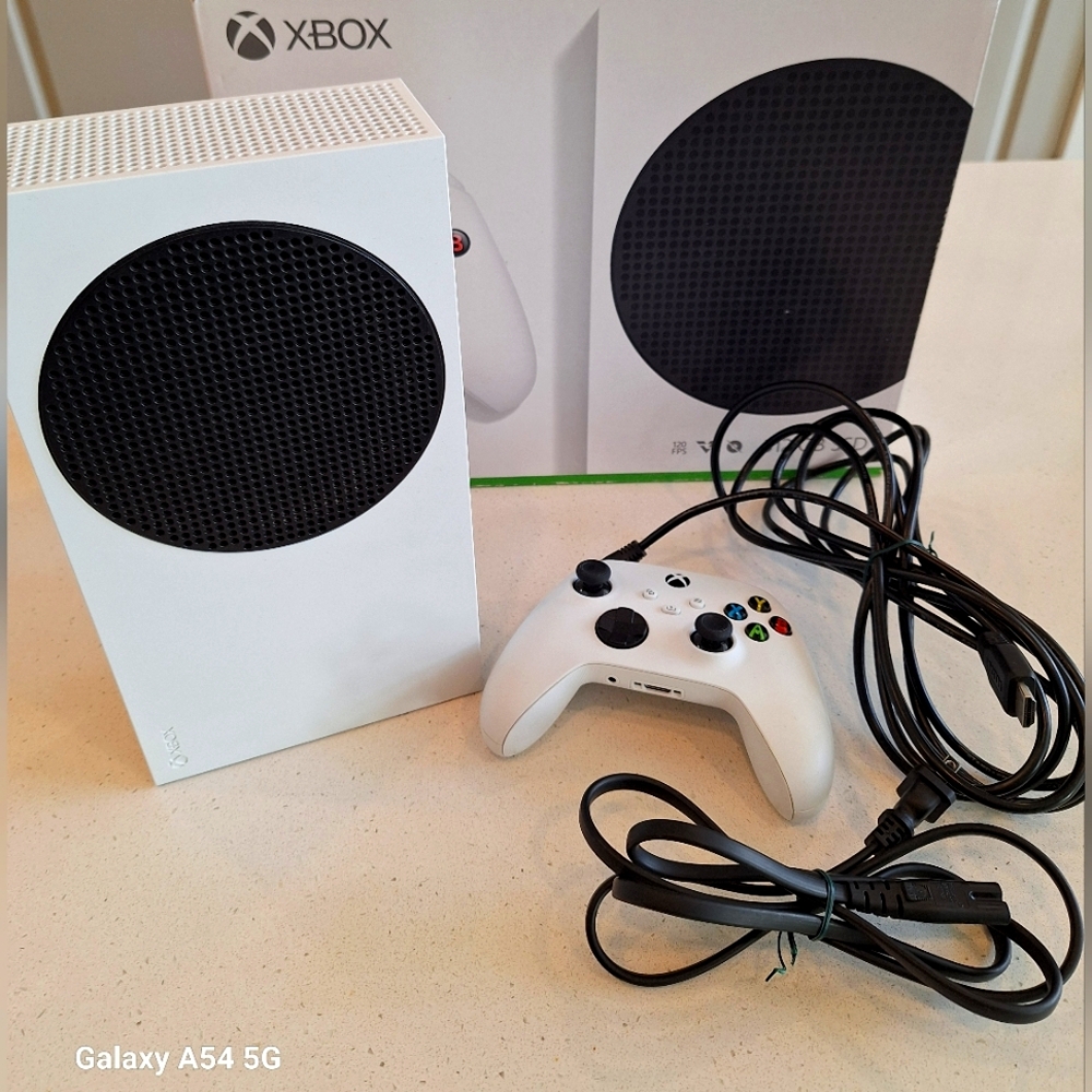 Series S Console 512GB - White, with Cords and Controller